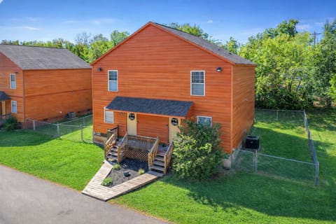 Orange Acres-2 miles outside town peaceful, fresh air, and close to everything.