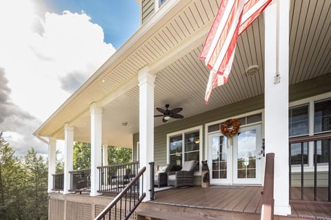 Luxury House, Lake View | Front of property