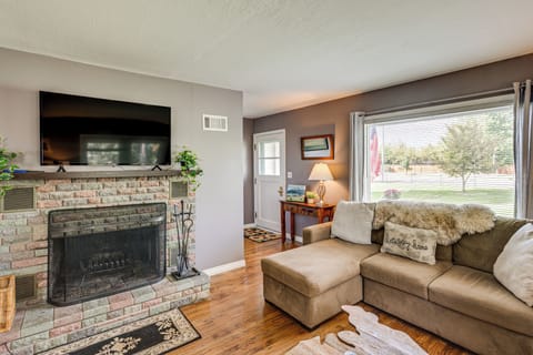 Living Room | Queen Sleeper Sofa | Free WiFi | Central A/C & Heat