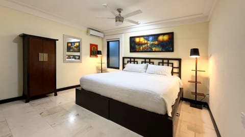 King size bedroom