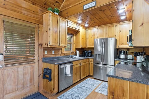 Because even vacations deserve home-cooked comfort. From big family dinners to quick snack runs, this kitchen is the heartbeat of your getaway.