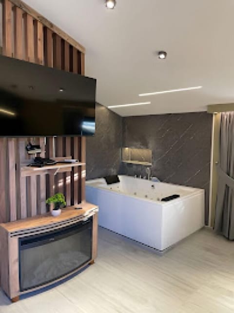 Deluxe Suite, Balcony, Mountain View | Jetted tub