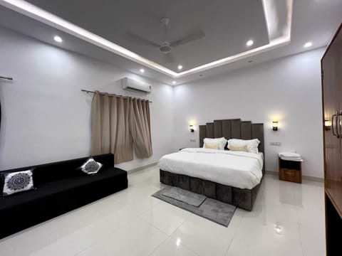 Superior Quadruple Room, Balcony | Desk, laptop workspace, soundproofing, iron/ironing board