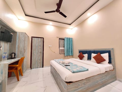Standard Double Room, Air conditioning | Hypo-allergenic bedding, in-room safe, desk, soundproofing