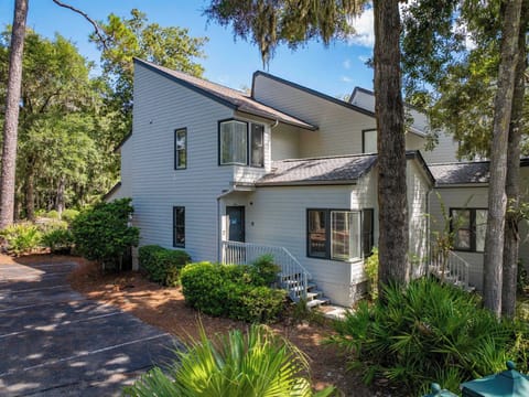 Beautiful villa surrounded by the natural beauty of Hilton Head!