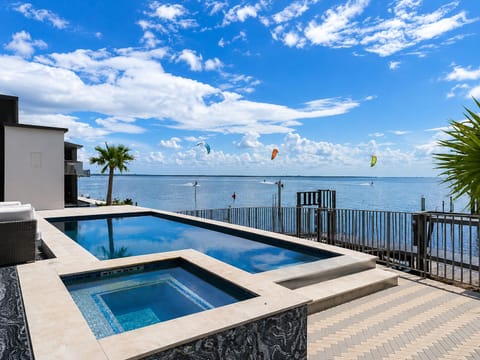 Island bay side Enjoy 2 bayfront infinity pool spaces