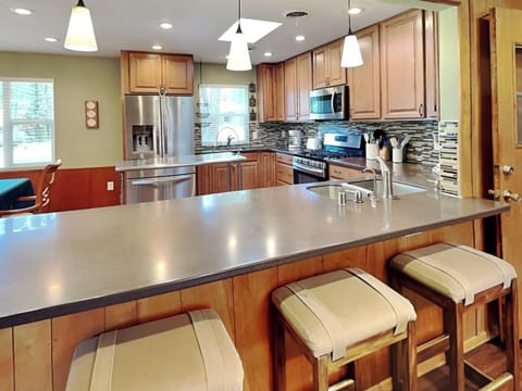 Full Kitchen - Stainless Appliances, Countertop Seating For 4 - First Floor