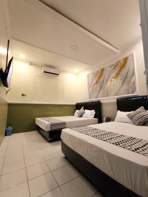 Family Room | Desk, free WiFi