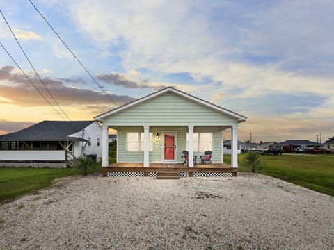 Welcome to AB Sea Digs! Bright, cheerful beach cottage just a short walk to Atlantic Beach