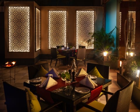 2 restaurants; lunch and dinner served