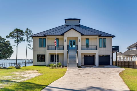 2-Story House | 4 Mi to Navarre Beach Fishing Pier