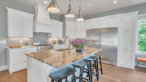 Lots of kitchen cabinets for modern-style meal prep.