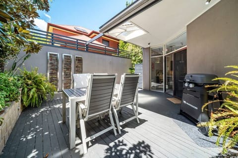 Step outside to a leafy private deck—perfect for barbecues, drinks, or quiet mornings.