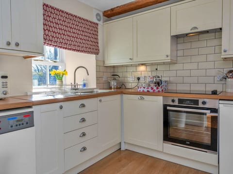 Water, Body Of Water, Coast, Coastal And Oceanic Landforms, Sea, Summer, Beach, Ocean, Tourist Attraction, Shore