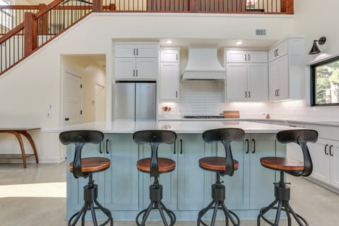 Kitchen | Dishwasher | Oven | 1st Floor