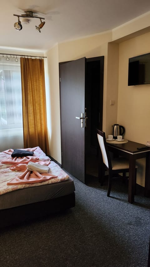 Basic Twin Room, City View | Soundproofing, free WiFi