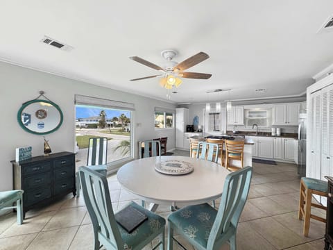 Enjoy dining together with comfortable seating for 4+!