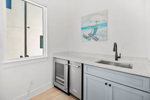 Vivianna #5 - Second Floor - Bonus Living Room Wet Bar