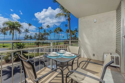 Ocean-view lanai perfect for morning coffee or golden sunsets