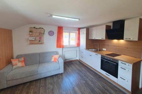 Schlafsofa und neue Küchenzeile