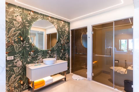 Grand Double or Twin Room | Bathroom | Shower, free toiletries, hair dryer, bathrobes