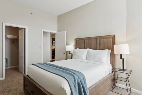 Unit with one queen bed