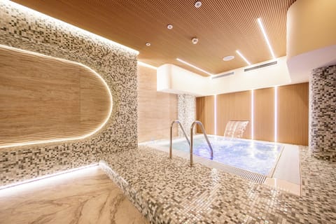 Hot tub, steam room, massages
