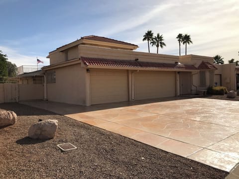 Front of house
Oversize main garage, Cart garage
3 car driveway