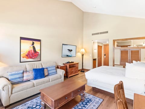 Living Area / King Bed