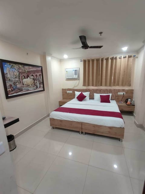 Family Room | Desk, free WiFi