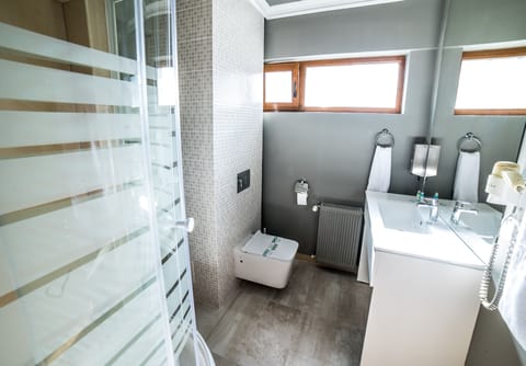 Luxury Suite | Bathroom | Shower, free toiletries, bathrobes, slippers