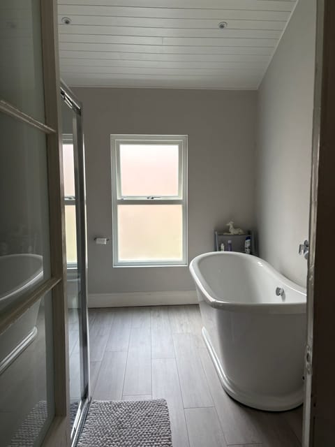 Luxury - Private Bathroom | Bathroom | Free toiletries, hair dryer, towels, soap