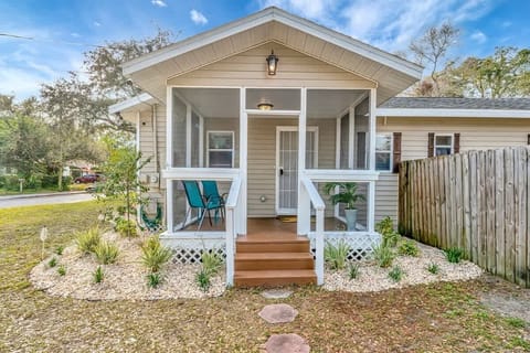 Breezy porch, private entrance. Unwind right away!