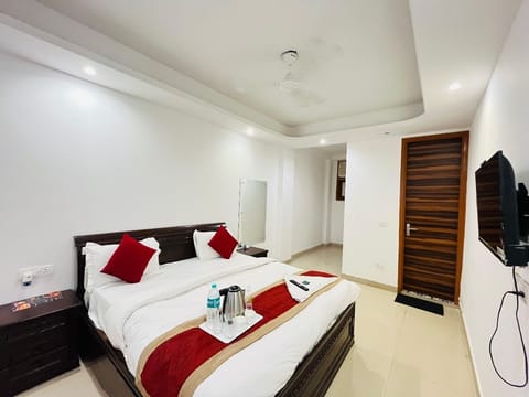 Double Room | Desk, free WiFi, bed sheets