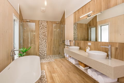 Luxury Villa | Bathroom | Free toiletries, towels, soap, shampoo