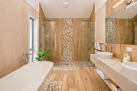 Luxury Villa | Bathroom | Free toiletries, towels, soap, shampoo