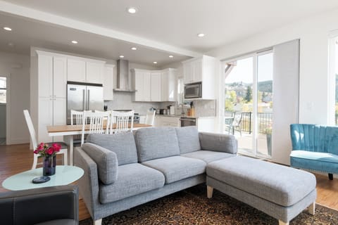 Cozy yet modern living room with lots of seating. Smart TV and Fireplace. 