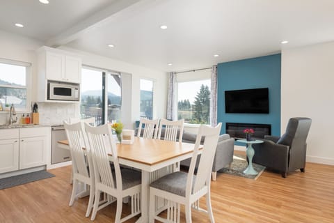 Enjoy home cooked meals at the indoor dining table. 