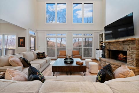 Thrush Turn Manor - Entry Level Living Room