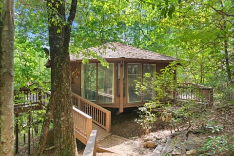 Treetopper Knoll Chalet - Exterior Entry to the House