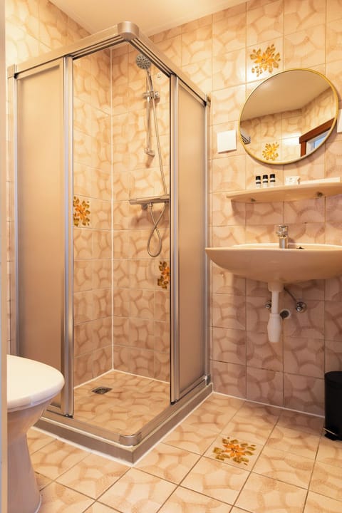 Double Room, Garden View | Bathroom | Free toiletries, towels, soap, shampoo