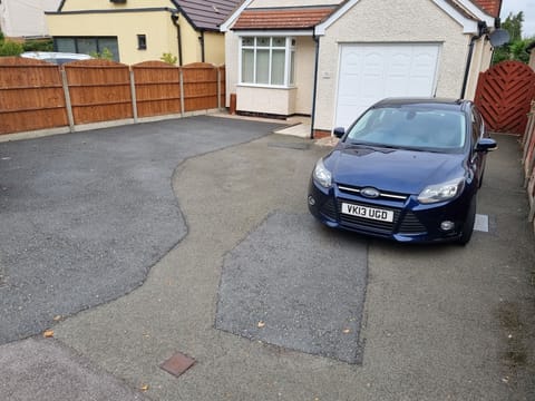 The drive is very large and can accommodate 4+ cars