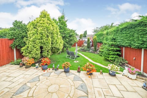 The lovely garden with a spacious patio and outside dining table and chairs