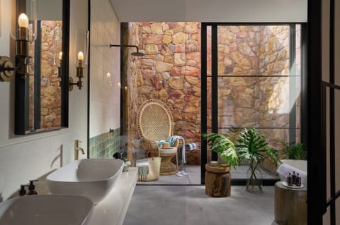 Luxury Spa Suite | Bathroom | Separate tub and shower, hair dryer, towels, soap