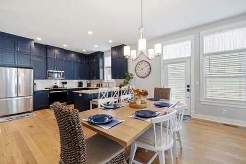 Open-concept kitchen and dining area with seating for six