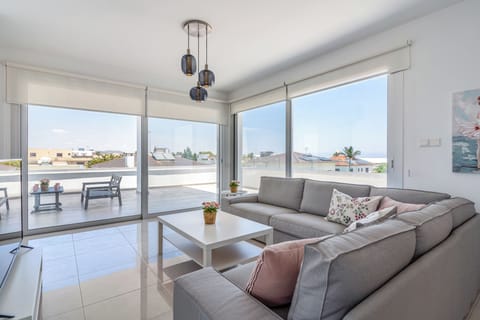 Apartment, 2 Bedrooms, Kitchen, City View | Living room | Flat-screen TV