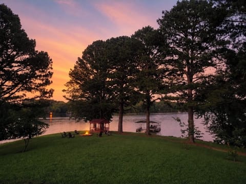 Your peaceful lakefront home all year long!