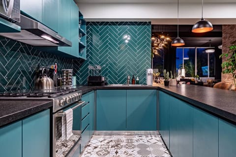 This kitchen makes group meals simple. Gather and enjoy.