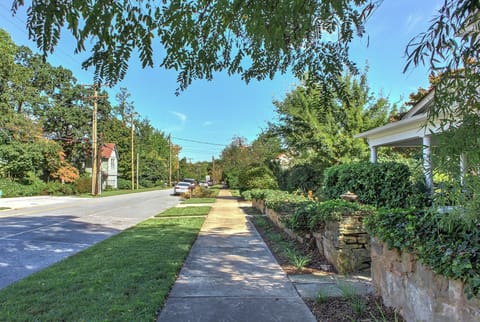 Only a 5 minute walk to Downtown Tryon!