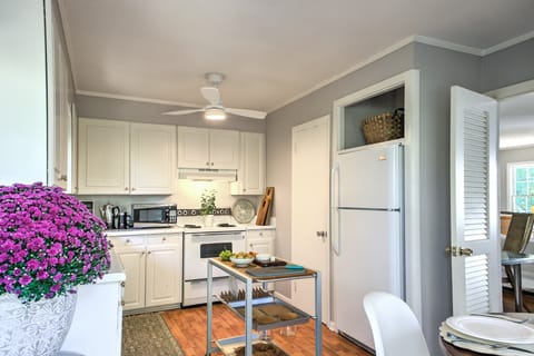 Whether you're whipping up breakfast or a gourmet dinner, it's fully equipped for any occasion.